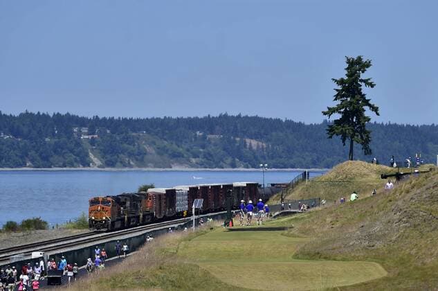 Aktuell Golf, US Open, Training June 17, 2015..A train passes the lone tree on the Open course Wednesday at CHAMBERS BAY, University Place, Washington. . .George Holland Cal Media. PGA Golf Herren Tour 2015: US Open Championship JUN 17 - ZUMAch4_