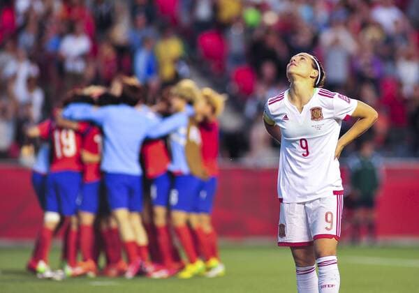 June 17, 2015: Veronica Boquete ( 9) of Spain looks up to the sky in disappointment as Team Korea celebrate in the background the FIFA 2015 Women s World Cup Group E match between Korea and Spain at Lansdowne Stadium in Ottawa, Canada. Korea recovered from a 1-0 deficit at half time to win 2-1 and progress to the knockout stages. SOCCER: JUN 17 FIFA Women s World Cup - Group E - Korea v Spain Icon15061700014 EDITORIAL USE ONLY