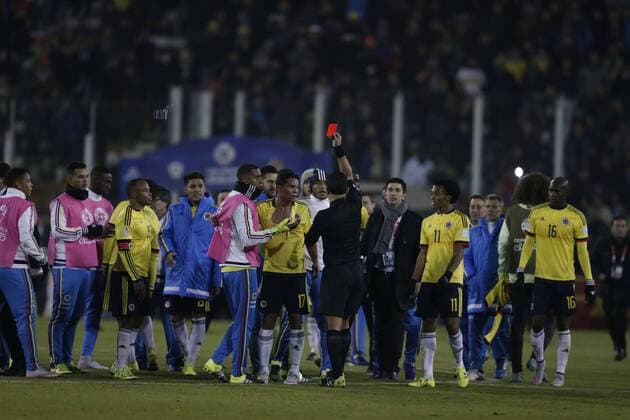 Aktuell Fußball, Copa America, Brasilien - Kolumbien, Rot für Neymar Jr und Carlos Bacca nach Rangelei SANTIAGO, June 17, 2015 -- Carlos Bacca (17) of Colombia receives a red card during the Group C match of the Copa America Chile 2015 between Brazil and Colombia, at the Estadio Monumental, in Santiago, Chile, on June 17, 2015. ) (ce) (SP)CHILE-SANTIAGO-COPA AMERICA-BRAZIL VS COLOMBIA GuillermoxArias