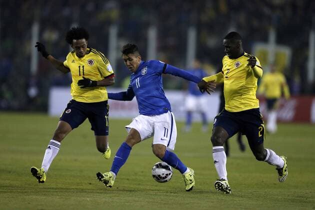 SANTIAGO, June 17, 2015 -- Roberto Firmino (C) of Brazil vies for the ball with Juan Cuadrado (L) and Cristian Zapata of Colombia during the Group C match of the Copa America Chile 2015 between Brazil and Colombia, at the Estadio Monumental, in Santiago, Chile, on June 17, 2015. ) (ce) (SP)CHILE-SANTIAGO-COPA AMERICA-BRAZIL VS COLOMBIA GuillermoxArias 