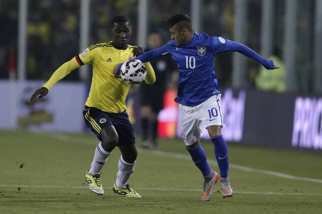 SANTIAGO, June 17, 2015 -- Neymar (R) of Brazil vies for the ball with Cristian Zapata of Colombia during the Group C match of the Copa America Chile 2015, at the Estadio Monumental, in Santiago, Chile, on June 17, 2015. ) (ce) (SP)CHILE-SANTIAGO-COPA AMERICA-BRAZIL VS COLOMBIA GuillermoxArias 