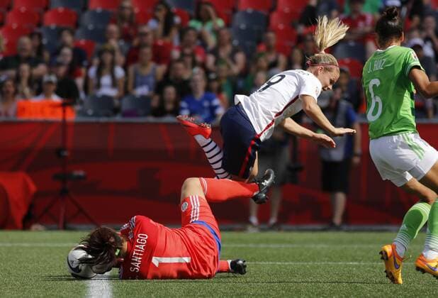Aktuell Fußball, Damen WM in Kanada, Frankreich - Mexiko OTTAWA, June 17, 2015 -- France s Eugenie Le Sommer is stopped by Mexican goalkeeper Cecilia Santiago in the FIFA Women s World Cup Group F match between Mexico and France at Lansdowne Stadium in Ottawa, Canada on June 17, 2015. The Mexican team was shutout by France in a 5 to 0 defeat. ) (SP)CANADA-OTTAWA-FIFA WOMEN S WORLD CUP-MEXICO VS FRANCE DavidxKawai 