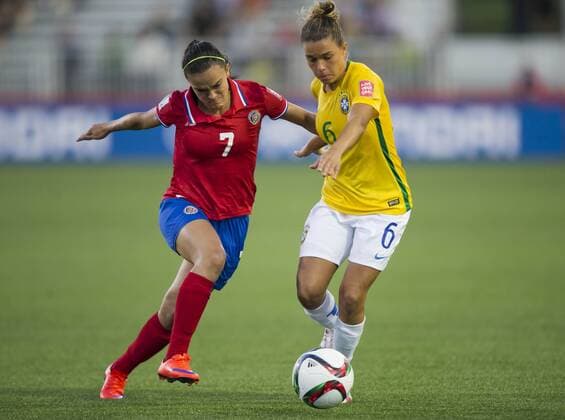 Aktuell Fußball, Damen WM in Kanada, Brasilien - Costa Rica (150618) -- MONCTON, June 17, 2015 -- Tamires (R) of Brazil vies with Melissa Herrera of Costa Rica during the group E match at the 2015 FIFA Women s World Cup in Moncton, Canada, June 17, 2015. Brazil won 1-0 and advanced to the round of 16. Zou Zheng) (SP)CANADA-MONCTON-FIFA WOMEN S WORLD CUP-GROUP E-BRAZIL VS COSTA RICA KenZ 
