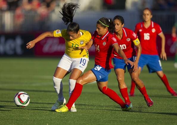 Aktuell Fußball, Damen WM in Kanada, Brasilien - Costa Rica (150618) -- MONCTON, June 17, 2015 -- Maurine (1st L) of Brazil vies with Maria Barrantes (2nd L) of Costa Rica during their group E match at the 2015 FIFA Women s World Cup in Moncton, Canada, June 17, 2015. Brazil won 1-0 and advanced to the round of 16. Zou Zheng) (SP)CANADA-MONCTON-FIFA WOMEN S WORLD CUP-GROUP E-BRAZIL VS COSTA RICA ZZ 