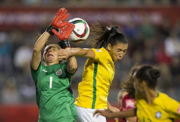 Aktuell Fußball, Damen WM in Kanada, Brasilien - Costa Rica (150618) -- MONCTON, June 17, 2015 -- Beatriz (R) of Brazil vies with goalkeeper Dinnia Diaz of Costa Rica during the group E match at the 2015 FIFA Women s World Cup in Moncton, Canada, June 17, 2015. Brazil won 1-0 and advanced to the round of 16. Zou Zheng) (SP)CANADA-MONCTON-FIFA WOMEN S WORLD CUP-GROUP E-BRAZIL VS COSTA RICA KenZ 