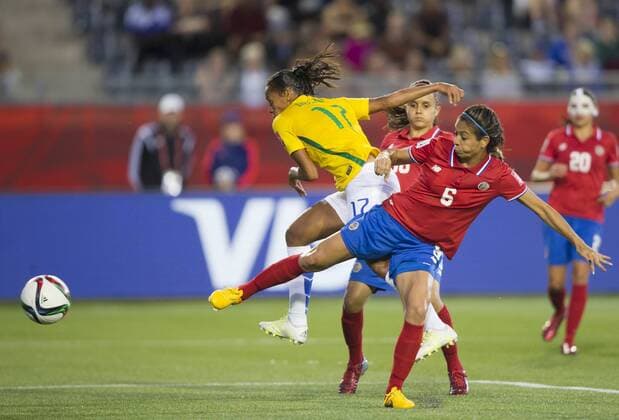 Aktuell Fußball, Damen WM in Kanada, Brasilien - Costa Rica (150618) -- MONCTON, June 17, 2015 -- Rosana (L) of Brazil vies with Carol Sanchez (R) of Costa Rica during the group E match at the 2015 FIFA Women s World Cup in Moncton, Canada, June 17, 2015. Brazil won 1-0 and advanced to the round of 16. Zou Zheng) (SP)CANADA-MONCTON-FIFA WOMEN S WORLD CUP-GROUP E-BRAZIL VS COSTA RICA KenZ 
