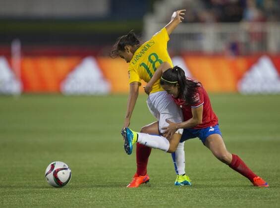Aktuell Fußball, Damen WM in Kanada, Brasilien - Costa Rica (150618) -- MONCTON, June 17, 2015 -- Raquel Fernandes (L) of Brazil vies with Melissa Herrera of Costa Rica during the group E match at the 2015 FIFA Women s World Cup in Moncton, Canada, June 17, 2015. Brazil won 1-0 and advanced to the round of 16. Zou Zheng) (SP)CANADA-MONCTON-FIFA WOMEN S WORLD CUP-GROUP E-BRAZIL VS COSTA RICA KenZ 