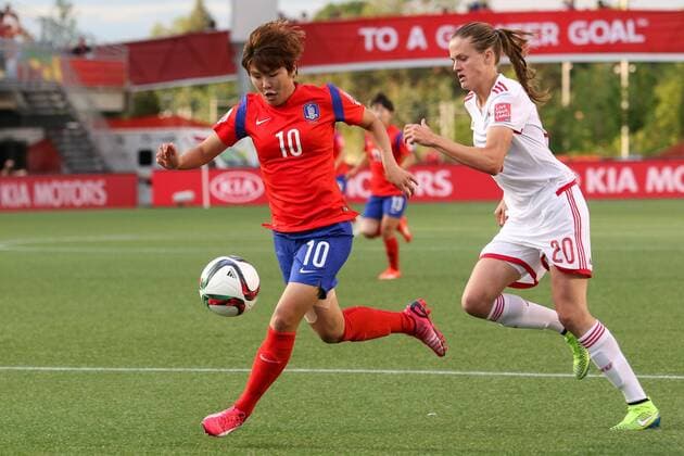 v.li.: Ji Soyun (KOR), Irene Paredes (ESP), Fussball, FIFA Frauen-WM 2015, Südkorea - Spanien, xozx