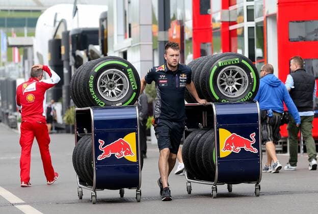 FORMULA 1 - GP of Austria 2015 SPIELBERG,AUSTRIA,18.JUN.15 - MOTORSPORTS, FORMULA 1 - Grand Prix of Austria, Red Bull Ring, preview. Image shows a mechanic of Infinity Red Bull Racing with tires. GEPAxpictures xChristianxWalgram