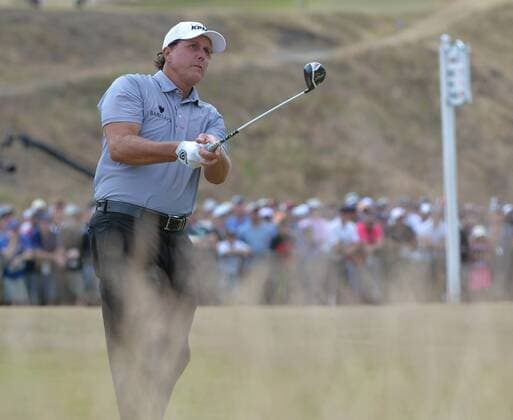 Aktuell Golf, US Open Phil Mickelson hits off the tenth tee in the first round of the 115th U.S. Open Championship at Chambers Bay on June 18, 2015 in University Place, Washington.  SEA20150618243 KEVINxDIETSCH