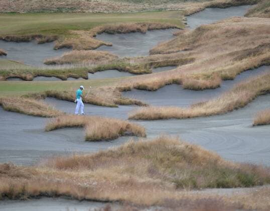 Aktuell Golf, US Open Rory McIlroy walks to his ball in the sand on the 18th hole of the 115th U.S. Open Championship at Chambers Bay on June 18, 2015 in University Place, Washington.  SEA20150618251 KEVINxDIETSCH