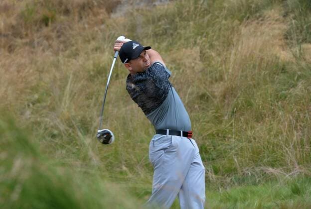 Aktuell Golf, US Open Sergio Garcia tees off on the eighth hole in round one of the 115th U.S. Open Championship at Chambers Bay on June 18, 2015 in University Place, Washington.  SEA20150618269 KEVINxDIETSCH