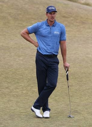 Henrik Stenson waits to putt on the 18th green in the first round of the 115th U.S. Open Championship at Chambers Bay on June 18, 2015 in University Place, Washington. Stenson ended the day at five under par.  SEA201506182118 JIMxBRYANT