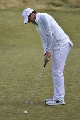 June 18, 2015..Rory McIlroy putts on the 17th green during round 1 at the U.S. Open at Chambers Bay, University Place, Washington. . .George Holland Cal Media. PGA Golf Herren Tour 2015: US Open Round 1 JUN 18 - ZUMAch4_