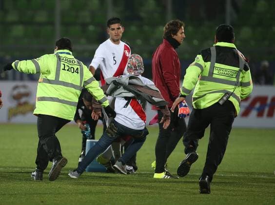 Carlos Zambrano as a fan of Peru rushes into the pitch after Peru won a group C match against Venezuela of 2015 American Cup in Valparaiso, Chile, June 18, 2015. Peru won 1-0. ) (SP)CHILE-VALPARAISO-COPA AMERICA-PERU VS VENEZUELA XuxZijian 