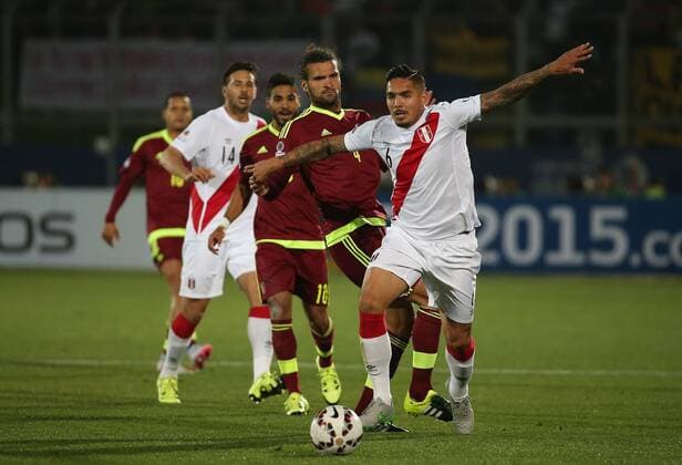 Peru s Juan Manuel Vargas (1st R) competes during the group C match against Venezuela of 2015 American Cup in Valparaiso, Chile, June 18, 2015. Peru won 1-0. ) (SP)CHILE-VALPARAISO-COPA AMERICA-PERU VS VENEZUELA XuxZijian 