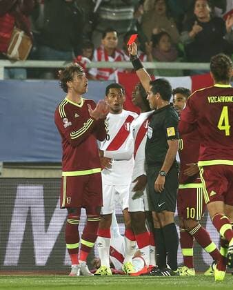 Venezuela s Fernando Amorebieta (L) receives a red card during the group C match against Peru of 2015 American Cup in Valparaiso, Chile, June 18, 2015. Peru won 1-0. ) (SP)CHILE-VALPARAISO-COPA AMERICA-PERU VS VENEZUELA XuxZijian 
