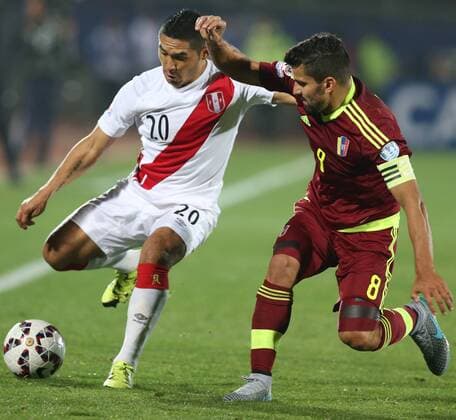 Peru s Joel Sanchez (L) vies with Venezuela s Tomas Rincon during their group C match of 2015 American Cup in Valparaiso, Chile, June 18, 2015. Peru won 1-0. ) (SP)CHILE-VALPARAISO-COPA AMERICA-PERU VS VENEZUELA RongxHao 