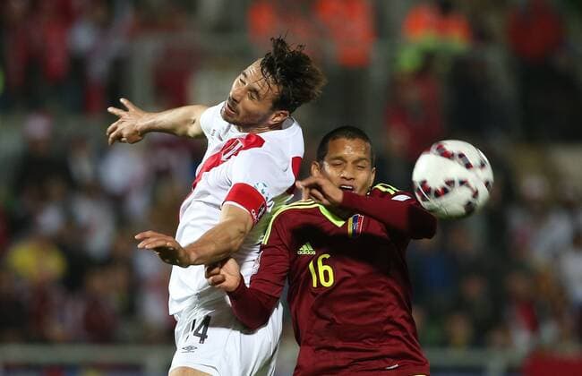 Peru s Claudio Pizarro (L) vies with Venezuela s Roberto Rosales during their group C match of 2015 American Cup in Valparaiso, Chile, June 18, 2015. Peru won 1-0. ) (SP)CHILE-VALPARAISO-COPA AMERICA-PERU VS VENEZUELA XuxZijian 