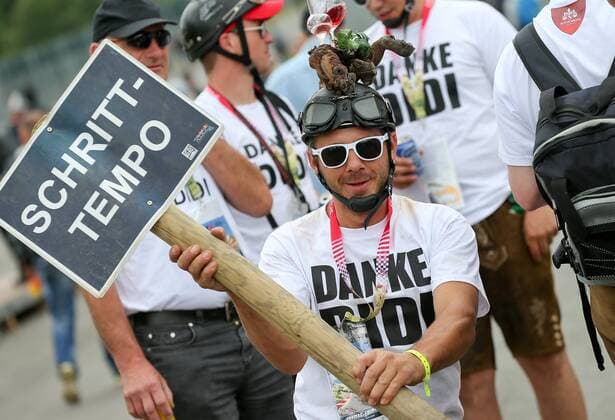 Aktuell Motorsport, Formel 1, GP Österreich in Spielberg FORMULA 1 - GP of Austria 2015 SPIELBERG,AUSTRIA,19.JUN.15 - MOTORSPORTS, FORMULA 1 - Grand Prix of Austria, Red Bull Ring, free practice. Image shows a fan. GEPAxpictures xChristianxWalgram