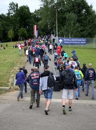 FORMULA 1 - GP of Austria 2015 SPIELBERG,AUSTRIA,19.JUN.15 - MOTORSPORTS, FORMULA 1 - Grand Prix of Austria, Red Bull Ring, free practice. Image shows fans. GEPAxpictures xDanielxGoetzhaber