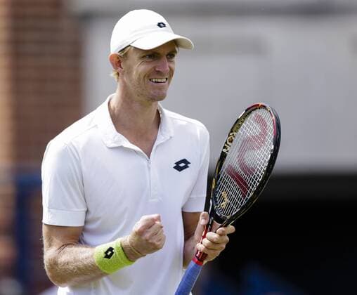 Aktuell Tennis, ATP Turnier im Queen s Club 19.06.2015. London, England. Queens Aegon Championship Tennis. Guillermo Garcia-Lopez (ESP) versus Kevin Anderson (RSA), Quarter Final match. Kevin Anderson celebrates his victory 7-6 7-5 xCraigxMercerx  ActionPlus11633119