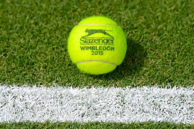 Aktuell Tennis, Slazenger Tennisball für Wimbledon 2015 June 19, 2015 - Birmingham, England - A Slazenger Wimbledon tennis ball is shown on the grass court at the Edgbaston Priory Club in Birmingham England Tennis 2015 - Aegon Classic - Day 7 - ZUMAl132