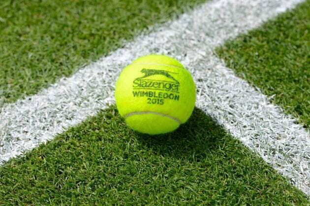 Aktuell Tennis, Slazenger Tennisball für Wimbledon 2015 June 19, 2015 - Birmingham, England - A Slazenger Wimbledon tennis ball is shown on the grass court at the Edgbaston Priory Club in Birmingham England Tennis 2015 - Aegon Classic - Day 7 - ZUMAl132