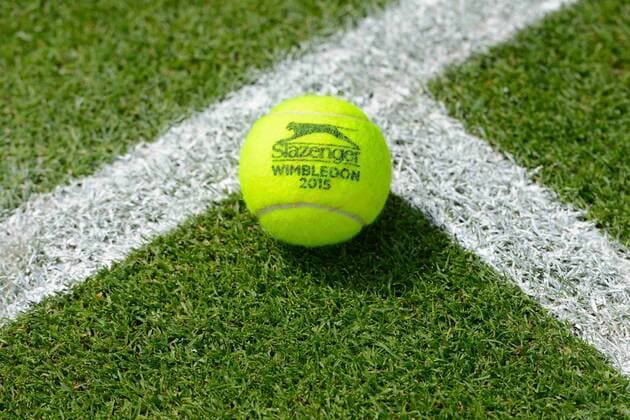 Aktuell Tennis, Slazenger Tennisball für Wimbledon 2015 June 19, 2015 - Birmingham, England - A Slazenger Wimbledon tennis ball is shown on the grass court at the Edgbaston Priory Club in Birmingham England Tennis 2015 - Aegon Classic - Day 7 - ZUMAl132
