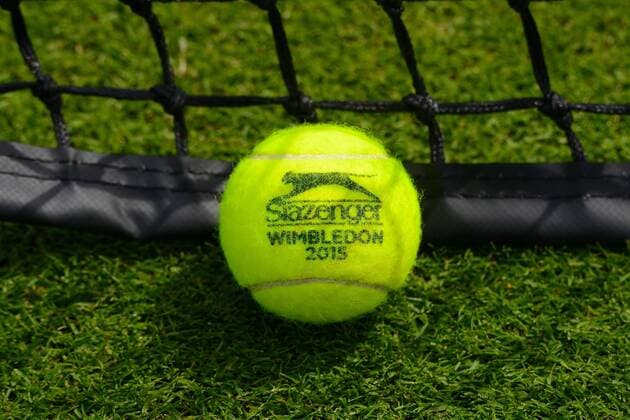 Aktuell Tennis, Slazenger Tennisball für Wimbledon 2015 June 19, 2015 - Birmingham, England - A Slazenger Wimbledon tennis ball is shown on the grass court at the Edgbaston Priory Club in Birmingham England Tennis 2015 - Aegon Classic - Day 7 - ZUMAl132