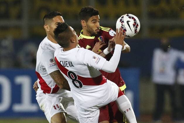 Aktuell Fußball, Copa America, Peru - Venezuela Football, Peru v Venezuela. Copa America 2015 . Venezuela s player Roberto Rosales, right, battles for the ball againstChristian Cueva of Peru during the group C of the 2015 Copa America football match held at the Elias Figueroa stadium in Valparaiso. 18 06 2015 Peru v Venezuela, Copa America 2015. 