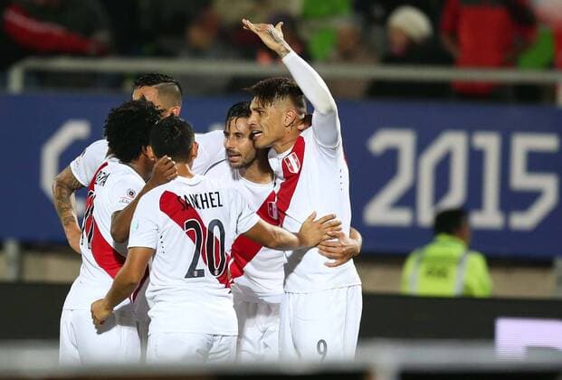 Aktuell Fußball, Copa America, Peru - Venezuela Football, Peru v Venezuela. Copa America 2015 . Peru s player Claudio Pizarro celebrates with teammates after scoring against Venezuela during the group C of the 2015 Copa America football match held at the Elias Figueroa stadium in Valparaiso. 18 06 2015 Peru v Venezuela, Copa America 2015. 