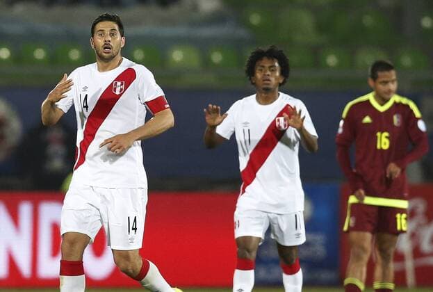 Aktuell Fußball, Copa America, Peru - Venezuela Football, Peru v Venezuela. Copa America 2015 . Peru s player Claudio Pizarro, left, celebrates after scoring against Venezuela during the group C of the 2015 Copa America football match held at the Elias Figueroa stadium in Valparaiso. 18 06 2015 Peru v Venezuela, Copa America 2015. 