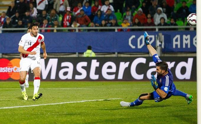 Aktuell Fußball, Copa America, Peru - Venezuela Football, Peru v Venezuela. Copa America 2015 . Peru s player Claudio Pizarro scores against Venezuela during the group C of the 2015 Copa America football match held at the Elias Figueroa stadium in Valparaiso. 18 06 2015 Peru v Venezuela, Copa America 2015. 