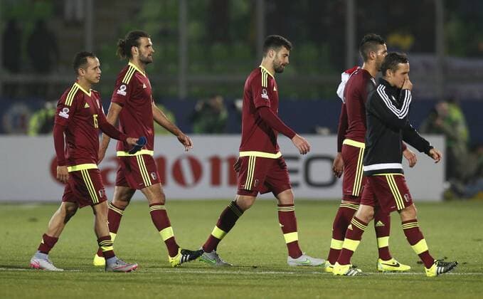 Aktuell Fußball, Copa America, Peru - Venezuela Football, Peru v Venezuela. Copa America 2015 . Venezuela s players leave the pitch after their group C of the 2015 Copa America football match held at the Elias Figueroa stadium in Valparaiso. 18 06 2015 Peru v Venezuela, Copa America 2015. 