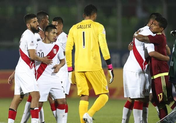 Aktuell Fußball, Copa America, Peru - Venezuela Football, Peru v Venezuela. Copa America 2015 . Peru s players leave the pitch after their group C of the 2015 Copa America football match held at the Elias Figueroa stadium in Valparaiso. 18 06 2015 Peru v Venezuela, Copa America 2015. 