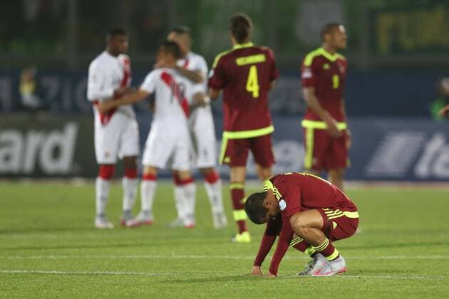 Aktuell Fußball, Copa America, Peru - Venezuela Football, Peru v Venezuela. Copa America 2015 . The player Roberto Rosales Venezuela laments the end against Peru, Group Cof the 2015 Copa America football match held at the Elias Figueroa stadium in Valparaiso. 18 06 2015 Peru v Venezuela, Copa America 2015. 