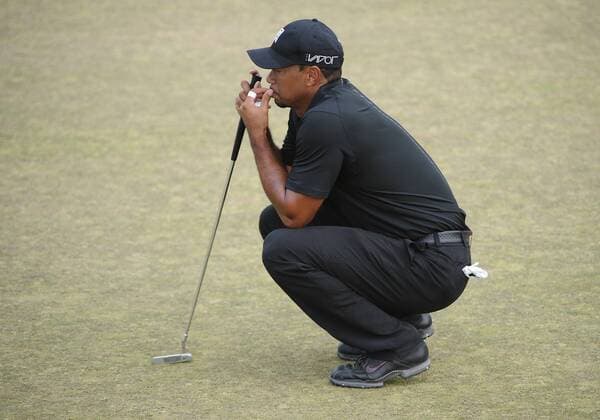 June 18, 2015 - Tiger Woods awaits his turn to putt during first round play at the 115th US Open at Chambers Bay, University Place, WA. GOLF: JUN 18 PGA Golf Herren - US Open - First Round Icon15061800987 EDITORIAL USE ONLY