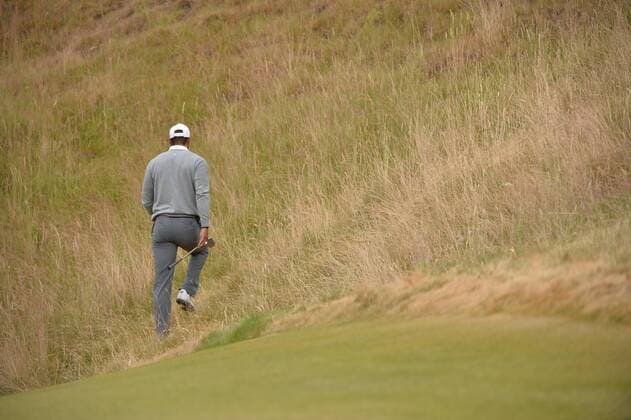 Aktuell Golf, US Open, Tag 2 Tiger Woods hikes into in the rough around the tenth green looking for his ball in the second round of the 115th U.S. Open Championship at Chambers Bay on June 19, 2015 in University Place, Washington.  SEA20150619007 KEVINxDIETSCH