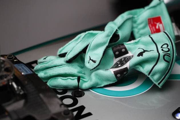 Motorsports: FIA Formula One World Championship WM Weltmeisterschaft 2015, Grand Prix of Austria, gloves of 6 Nico Rosberg (GER, Mercedes AMG Petronas Formula One Team), xHOCHxZWEIx