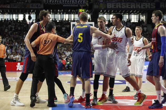 Aktuell Basketball, Spanien, Finale, Real Madrid - FC Barcelona Real Madrid s players argue with Barcelona s players during Liga Endesa Final first match at Palacio de los Deportes in Madrid, Spain. June 19, 2015.  (2015061900068)