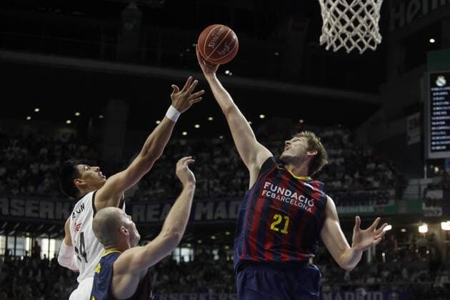 Aktuell Basketball, Spanien, Finale, Real Madrid - FC Barcelona Real Madrid s Ayon and Barcelona s Pleiss during Liga Endesa Final first match at Palacio de los Deportes in Madrid, Spain. June 19, 2015.  (2015061900080)