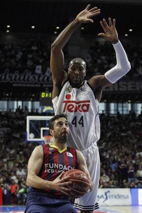 Aktuell Basketball, Spanien, Finale, Real Madrid - FC Barcelona Real Madrid s Slaughter and Barcelona s Navarro during Liga Endesa Final first match at Palacio de los Deportes in Madrid, Spain. June 19, 2015.  (2015061900092)