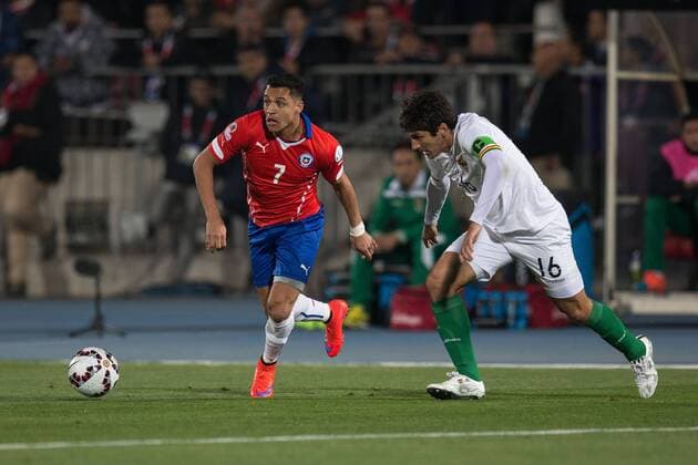 X Chile Bolivia SANTIAGO, CHILE - 06 19 2015: CHILE X BOLIVIA - Alexis Sanchez of Chile and Bolivia R. Raldes during match between Chile x Bolivia, valid for the third round of the first group phase of the Copa America 2015 held at the National Stadium Julio Mart?nez Pr?danos. (Photo: Marcelo Machado de Melo FotoArena)  MarceloxMachadoxdexMelo