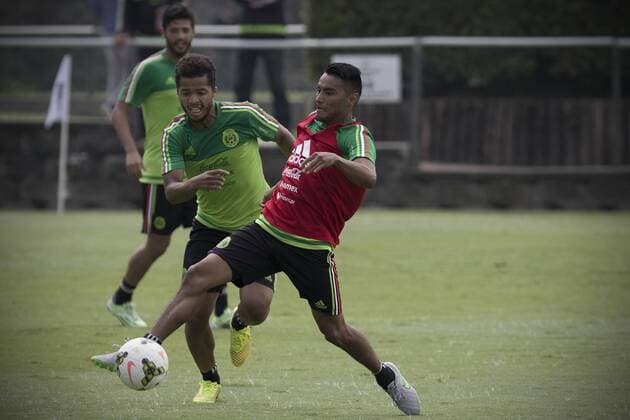 Mexico s national football team players Giovani dos Santos (L Front) and Jose Vazquez (R) take part in a training session prior to the 2015 CONCACAF Gold Cup, in Mexico City, capital of M¨¦xico, on June 19, 2015. The 2015 Gold Cup will be held in the United States and Canada on July 7-26, 2015. Alejandro Ayala) (jg) (SP)MEXICO-MEXICO CITY-SOCCER GOLD CUP-TRAINING e AlejandroxAyala 