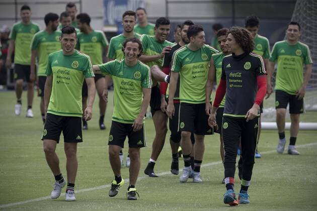 Mexico s national football team players take part in a training session prior to the 2015 CONCACAF Gold Cup, in Mexico City, capital of M¨¦xico, on June 19, 2015. The 2015 Gold Cup will be held in the United States and Canada on July 7-26, 2015. Alejandro Ayala) (jg) (SP)MEXICO-MEXICO CITY-SOCCER GOLD CUP-TRAINING e AlejandroxAyala 
