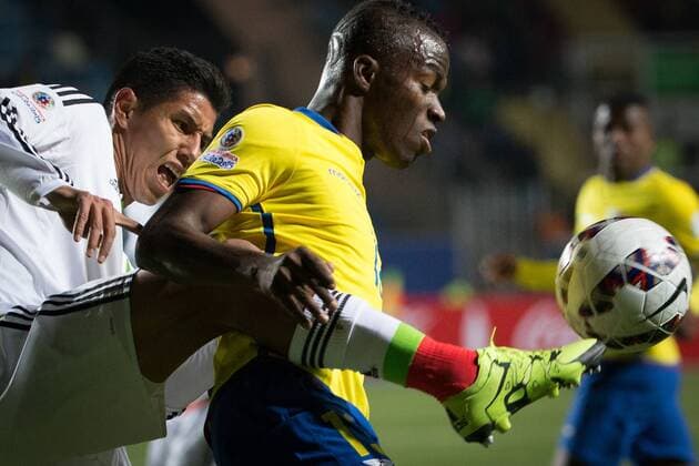 Mexico s Hugo Ayala (L) vies with Ecuador s Enner Valencia during the Group A match of the Copa America 2015, held in the El Teniente stadium, in Rancagua, on June 19, 2015. Ecuador won 2-1. ) (da) (SP)-RANCAGUA-COPA AMERICA-MEXICO VS ECUADOR PedroxMera 