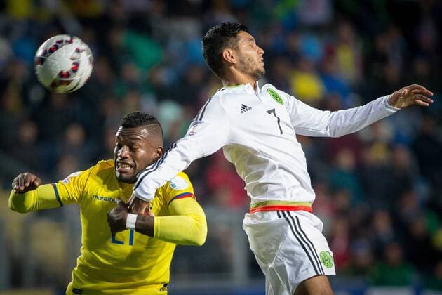 Mexico s Jesus Corona (R) vies with Ecuador s Gabriel Achilier during the Group A match of the Copa America 2015, held in the El Teniente stadium, in Rancagua, on June 19, 2015. Ecuador won 2-1. ) (da) (SP)-RANCAGUA-COPA AMERICA-MEXICO VS ECUADOR PedroxMera 
