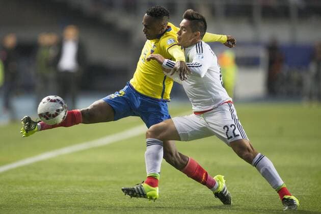 Mexico s Efrain Valencia (R) vies with Ecuador s Alex Ibarra during the Group A match of the Copa America 2015, held in the El Teniente stadium, in Rancagua, on June 19, 2015. Ecuador won 2-1. ) (da) (SP)-RANCAGUA-COPA AMERICA-MEXICO VS ECUADOR LuisxEcheverria 