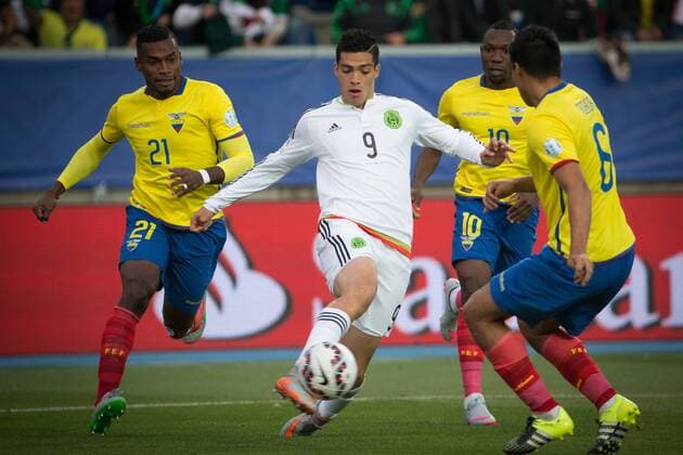 Mexico s Raul Jimenez (C) vies with Ecuador s Gabriel Achilier (L), Walter Ayovi (2nd R) and Christian Noboa during the Group A match of the Copa America 2015, held in the El Teniente stadium, in Rancagua, on June 19, 2015. Ecuador won 2-1. ) (da) (SP)-RANCAGUA-COPA AMERICA-MEXICO VS ECUADOR PedroxMera 